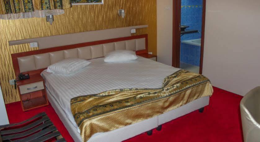 Kosher Hotel Lev Or Bukares Bagian luar foto